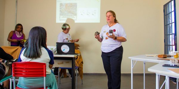 Caravana bate asas em Confins