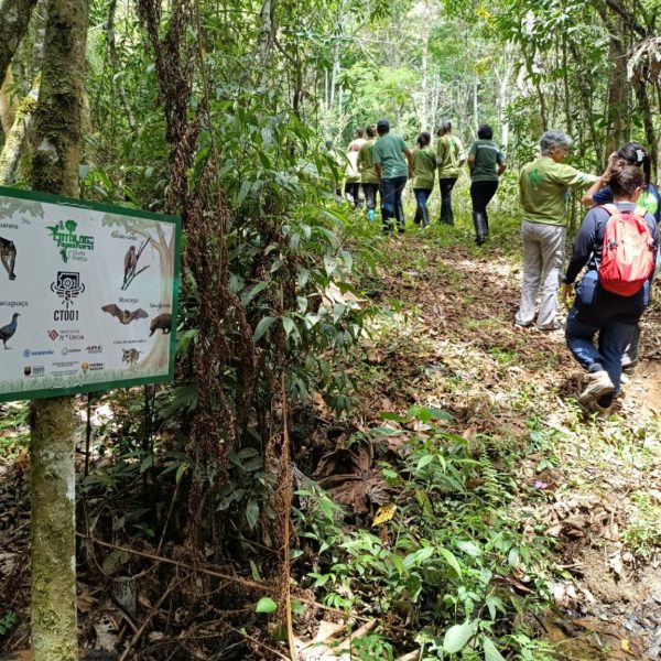 Educação ambiental e conservação: estudantes apresentam catálogo da fauna e flora de Ouro Preto em visita final à RPPN Fazenda Nascer